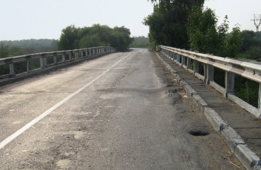 Мост в Одесской области у Паланки: ремонт затягивается на полгода, а объездную дорогу асфальтируют под дождем