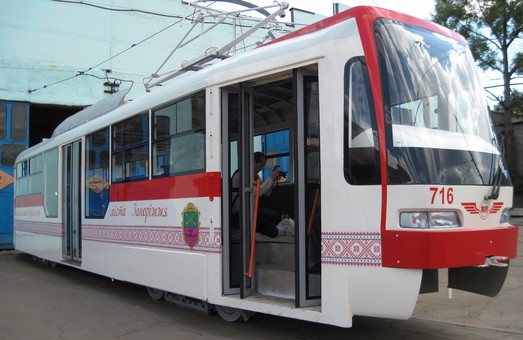 В Запорожье представили новый частично низкопольный трамвай (ФОТО)