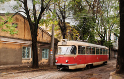 Фото дня: самая узкая улица Одессы с трамваем