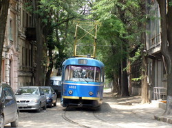 Фото дня: самая узкая улица Одессы с трамваем