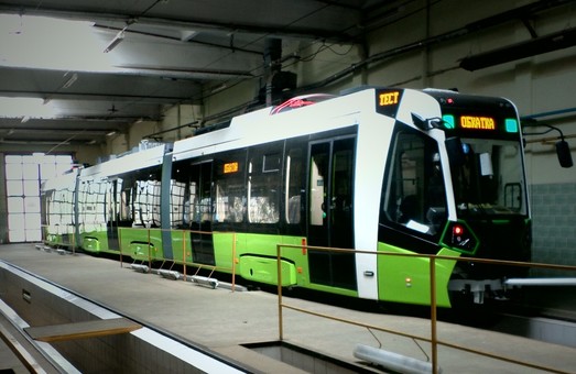 Белорусский завод швейцарского "Штадлера" показал новый низкопольный трехсекционный трамвай (ФОТО)