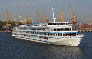 Украинский лайнер "Генерал Ватутин" внезапно вместо Одессы направился в Россию