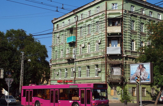 Одесские автобусы будут объезжать ремонт теплотрассы на Базарной