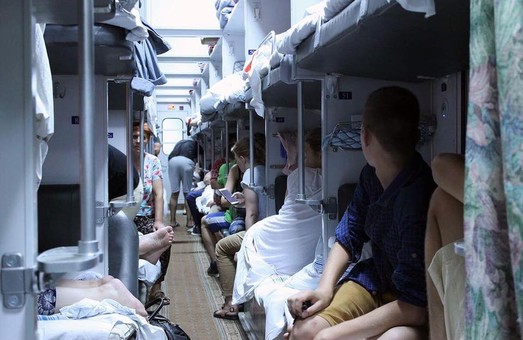 Министр инфраструктуры назвал отремонтированные плацкартные вагоны "душными" (ФОТО)