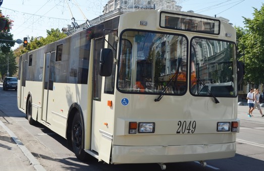В Житомире запустили на маршруты модернизированный старый троллейбус "ЗиУ" с низким полом