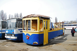 Один из старейших ретро-трамваев Киева распилили в металлолом