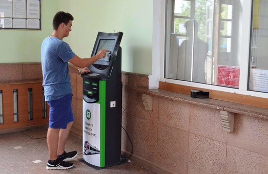 На трех вокзалах в Одесской области установили автоматы по продаже билетов на поезда