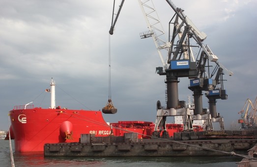 В порту Южный под Одессой разгрузили балкер с углем для электростанций