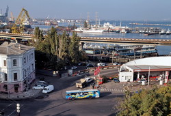 Фото дня: одесские троллейбусы и база ВМС
