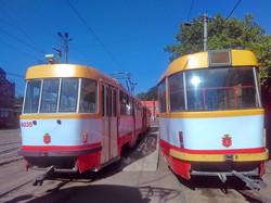 Одесский электротранспорт массово заклеивают пленкой в цветах города (ФОТО)