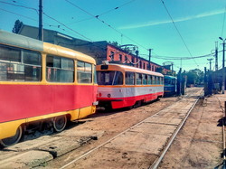Одесский электротранспорт массово заклеивают пленкой в цветах города (ФОТО)