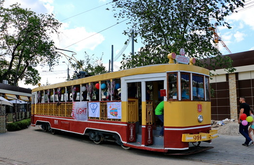 В день города маленькие одесситы покатаются на ретро-трамвайчике