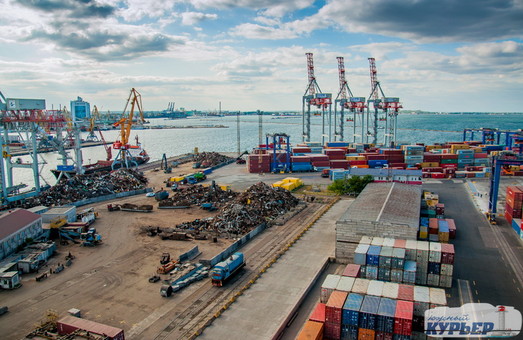 Порт Одессы перерабатывает почти весь морской поток контейнеров из Украины