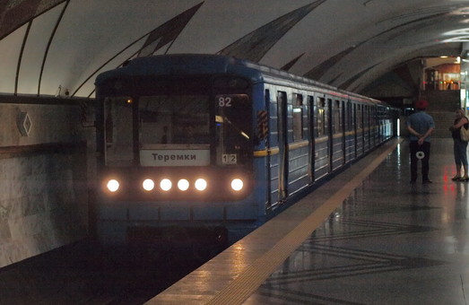 В метро Киева прекращалось движение поездов по "синей" линии из-за пожара