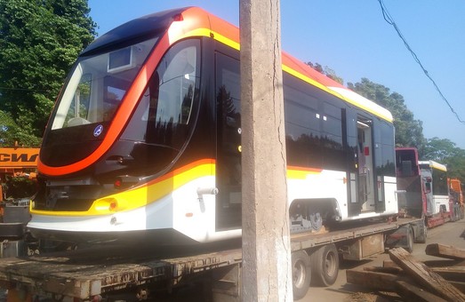Разработанный одесской компанией трехсекционный трамвай начинает испытания (ФОТО)