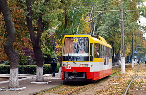 Фото дня: одесские трамваи в ярких красках осени