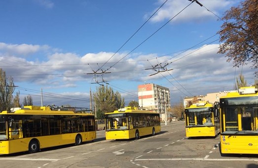 В Херсон привезли новые троллейбусы "Богдан"