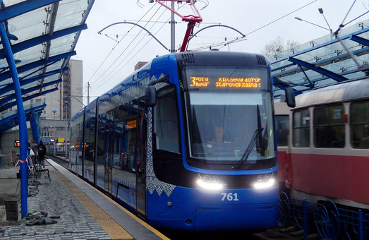 Первый из купленных для Киева 40 польских трамваев уже начал перевозить пассажиров (ФОТО)