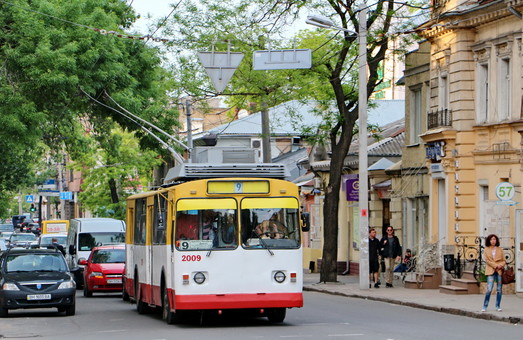 Суд решил, кто будет перевозчиком на автобусе - "дублере" одесского троллейбуса №9