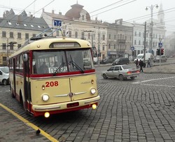 Фото дня: в Черновцах отреставрировали старый троллейбус "Шкода"