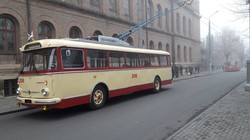 Фото дня: в Черновцах отреставрировали старый троллейбус "Шкода"