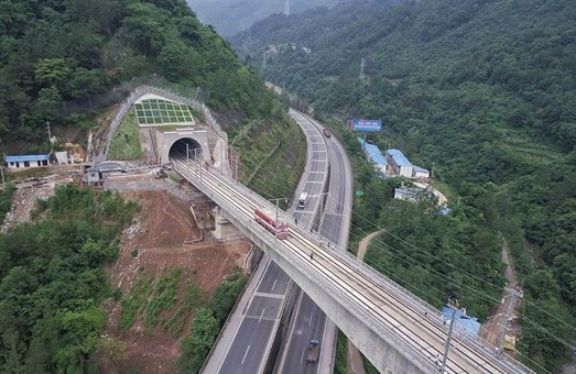 В Китае откhывают первую высокоскоростную железную дорогу в горах