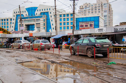 В Одессе около "Привоза" начали ограждение трамвайных путей от автохамов (ФОТО)
