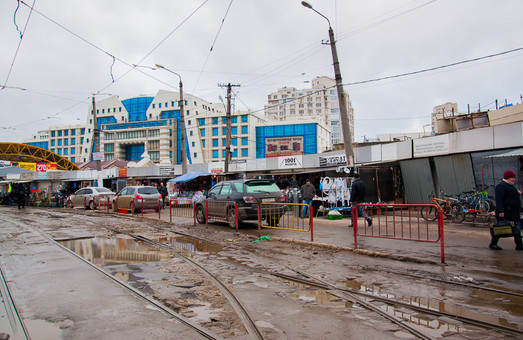 В Одессе около "Привоза" начали ограждение трамвайных путей от автохамов (ФОТО)
