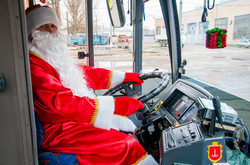 Одесские троллейбусы готовят к Новому году (ФОТО)