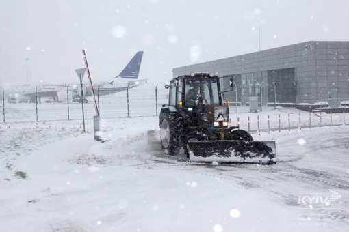 Аэропорты Киева завалены снегом: воздушное сообщение с Одессой и другими городами затруднено