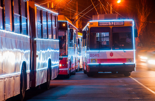 По Одессе проехал красочный парад новогодних троллейбусов (ФОТО, ВИДЕО)