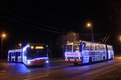 Во всем мире городской электротранспорт украшают к Новому году и Рождеству (ФОТО)