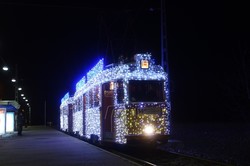 Во всем мире городской электротранспорт украшают к Новому году и Рождеству (ФОТО)