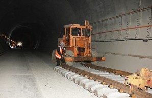 В Бескидском тоннеле прокладывают железнодорожные пути