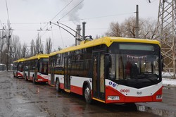 Под снегом: на маршруты Одессы официально запустили белорусские троллейбусы (ФОТО)