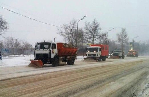 В Одессе со снегопадом борются 110 снегоуборочных машин (ВИДЕО)