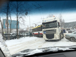 Четвертый белорусский троллейбус привезли в Одессу во время снегопада (ФОТО)