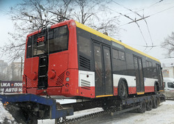 Четвертый белорусский троллейбус привезли в Одессу во время снегопада (ФОТО)