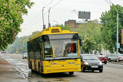 Фото дня: троллейбусы Киева и майская зелень