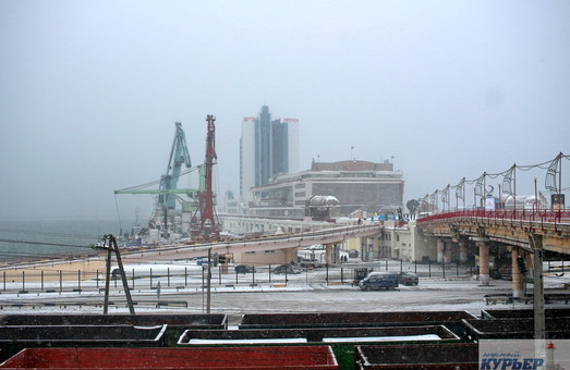 Из-за тумана морской порт и аэропорт Одессы работают с перебоями