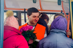 Одесский музыкальный троллейбус поздравляет прекрасных дам с праздником (ФОТО)