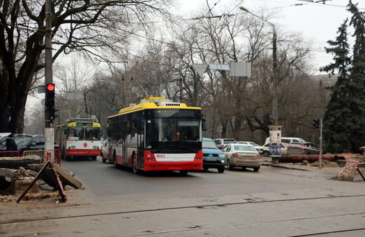 Одесские автобусы снова меняют маршруты из-за ремонта теплотрассы на Канатной