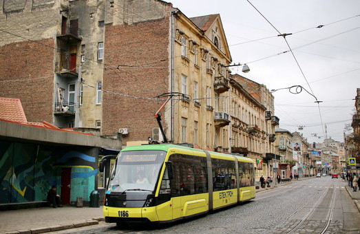 В трамваях и троллейбусах Львова можно будет оплачивать проезд банковской картой