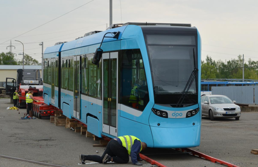 В чешский город Острава начались поставки швейцарских трамваев (ФОТО)