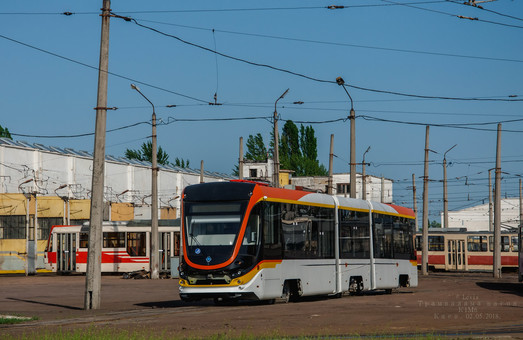 В Киеве начались испытания нового трехсекционного трамвая (ФОТО)