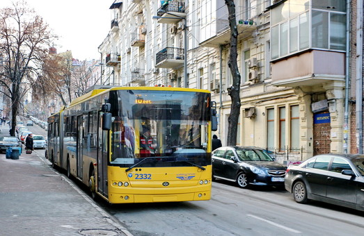 Киевлянам предлагают ездить в общественном транспорте только стоя