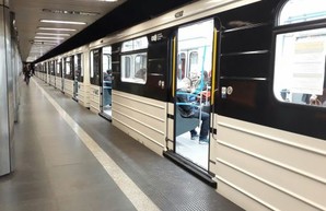 В Будапешт доставили новые вагоны метро, оформленные как модернизацию старых
