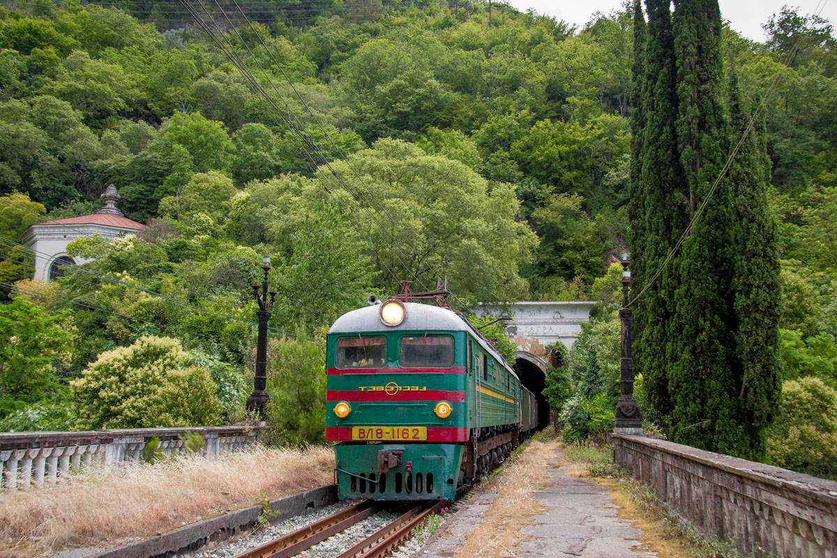 Поезд ростов на дону гагра. Вл8 Абхазия. Железная дорога Туапсе Сухуми. Гагры Абхазия железная дорога. Вл8 электровоз Абхазии.