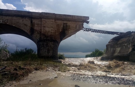 В Румынии из-за непогоды рухнул железнодорожный мост (ФОТО, ВИДЕО)