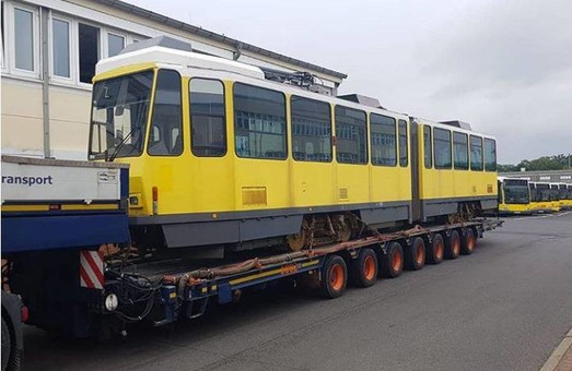 Львов купил старые двухсекционные трамваи "Татра" из Берлина